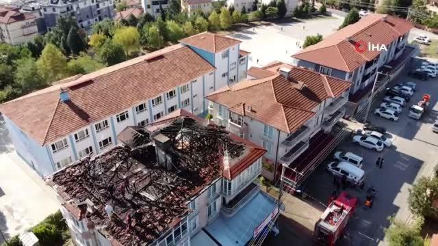 Sakarya haberi | Sakarya'da 3 katlı binanın çatı katı küle döndü