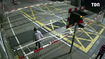 Un homme « ivre » saute par-dessus la barrière de train !