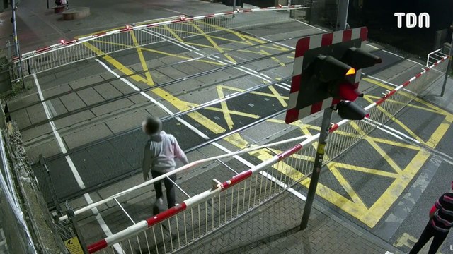 Un homme « ivre » saute par-dessus la barrière de train !