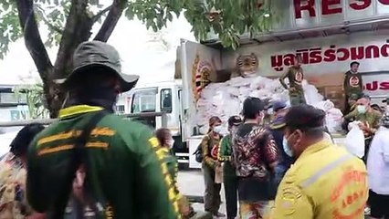 อ่างทอง ประธานมูลนิธิร่วมกตัญญูนำทีมมอบเงินสดพร้อมถุงยังชีพช่วยเหลือผู้ประสบภัยน้ำท่วมอำเภอป่าโมก