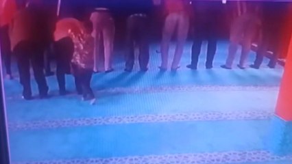 Fatih'te namaz kılan babasının cebinden aldığı parayı caminin yardım kutusuna attı