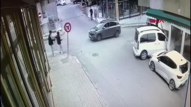 İSTANBUL-KÜÇÜKÇEKMECE'DE OTOMOBİLE ÇARPAN HAFİF TİCARİ ARAÇ FIRINA GİRDİ