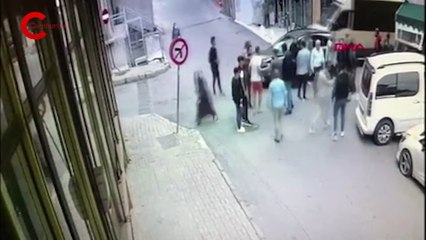 Küçükçekmece’de otomobile çarpan hafif ticari araç fırına girdi