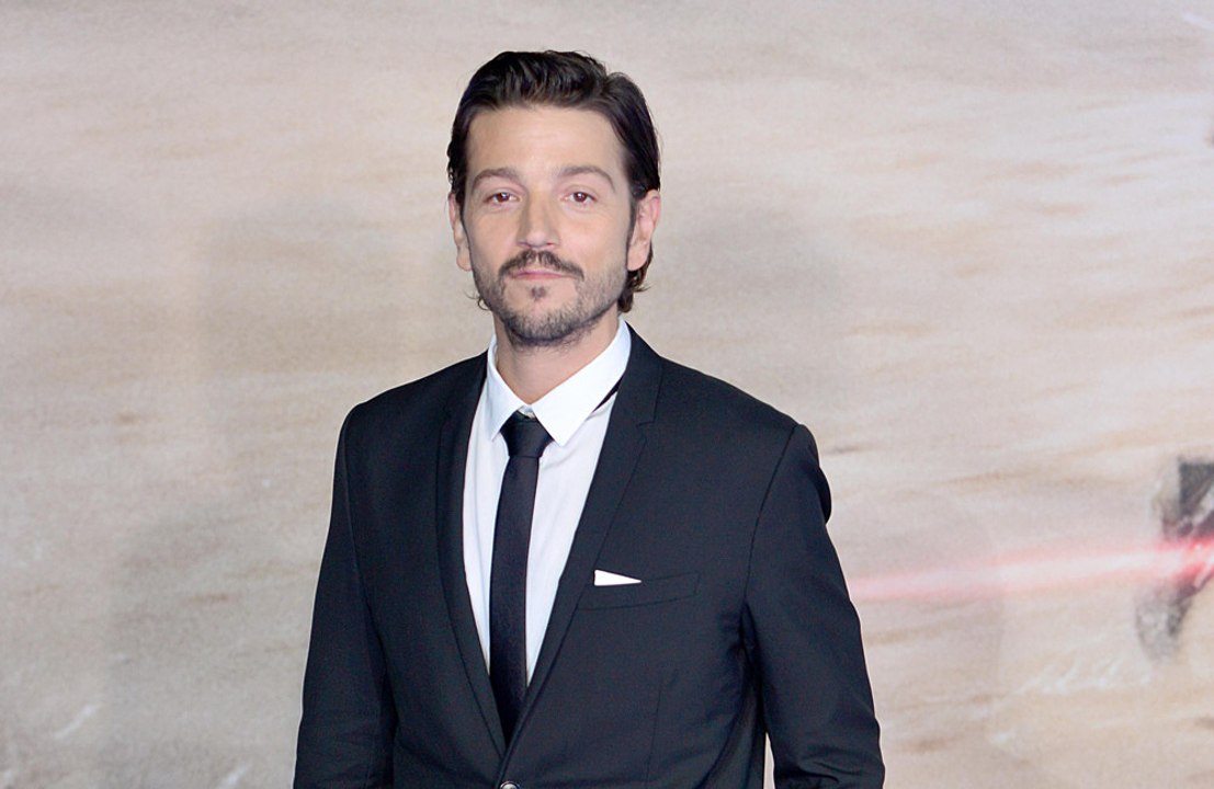 Un buen tequila para quitar las 'inseguridades', asegura Diego Luna
