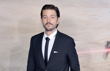 Un buen tequila para quitar las 'inseguridades', asegura Diego Luna