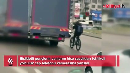 Bursa'da bisikletli gençlerin tehlikeli yolculuğu kamerada