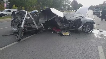 Kartal'da ağaca çarpıp ikiye ayrılan otomobilin sürücüsü yaralandı