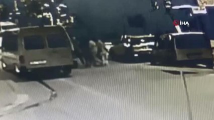 Son dakika haberleri... Minibüsle getirdikleri göçmenleri sokak ortasında bıçakladılar, o anlar kamerada