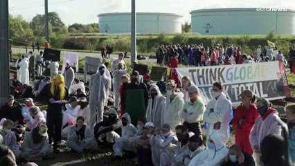 Klimaprotest für schnelleren Ausstieg aus Öl und Gas: "Think Global - Stop Total"