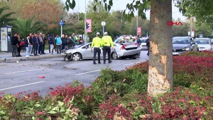 Ağaca çarpan otomobil ikiye ayrıldı