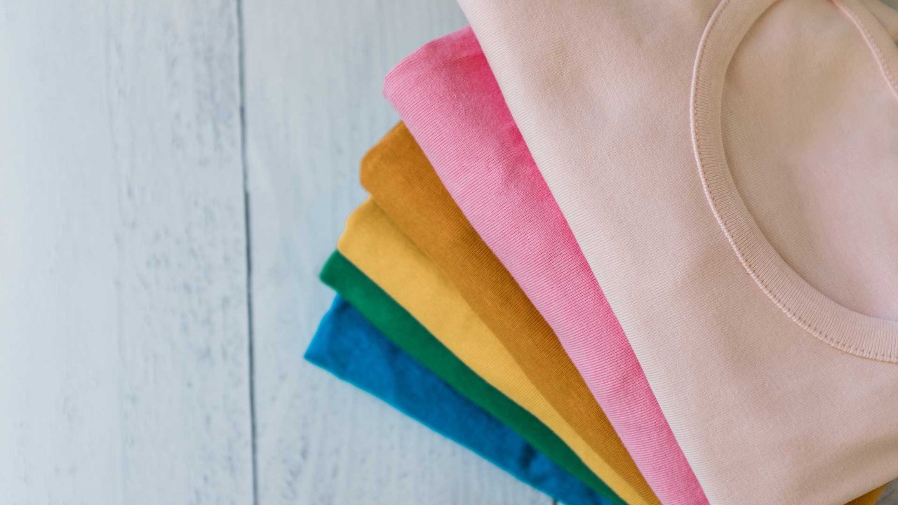 Zweifarbige Kleidung waschen: So bleiben die Farben lange schön