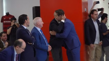 Lopetegui se despide del Sevilla visiblemente emocionado