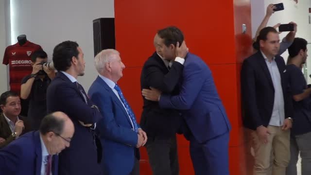 Lopetegui se despide del Sevilla visiblemente emocionado