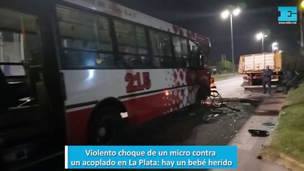 Violento choque de un micro contra un acoplado en La Plata: hay un bebé herido