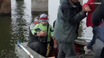 شاهد: سكان زابوريجيا يستخدمون القوارب للتنقل في المدينة بعد تدمير الجسر الرئيسي بقصف روسي عنيف