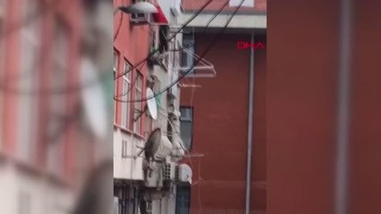 İSTANBUL-FATİH'TE APARTMANA ÖRÜMCEK GİBİ TIRMANAN HIRSIZ EV SAHİPLERİYLE KARŞILAŞINCA KAÇTI