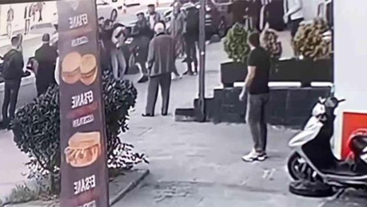 Arnavutköy'de taciz iddiası ortalığı karıştırdı! Öfkeli kalabalığı jandarma zor dağıttı