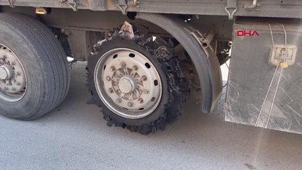 KOVAN YÜKLÜ TIR, KAMYONA ÇARPTI; ETRAFA SAÇILAN ARILAR, ZOR ANLAR YAŞATTI