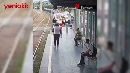 Kulağında kulaklıkla müzik dinlerken fark etmediği tramvay çarptı!