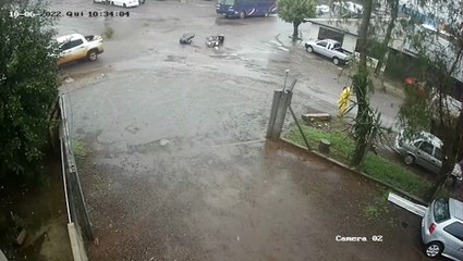 Vídeos mostram momento em que motociclista e Fiat Toro se envolvem em colisão no Cataratas