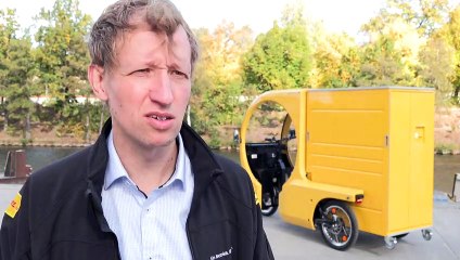 Solarschiff auf der Spree: DHL liefert Pakete übers Wasser aus