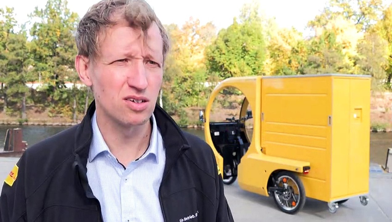 Solarschiff auf der Spree: DHL liefert Pakete übers Wasser aus