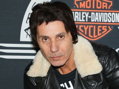 Pour moi, ça s’est passé dans les loges : Deux victimes présumées de Jean-Luc Lahaye, dénoncent son retour sur scène