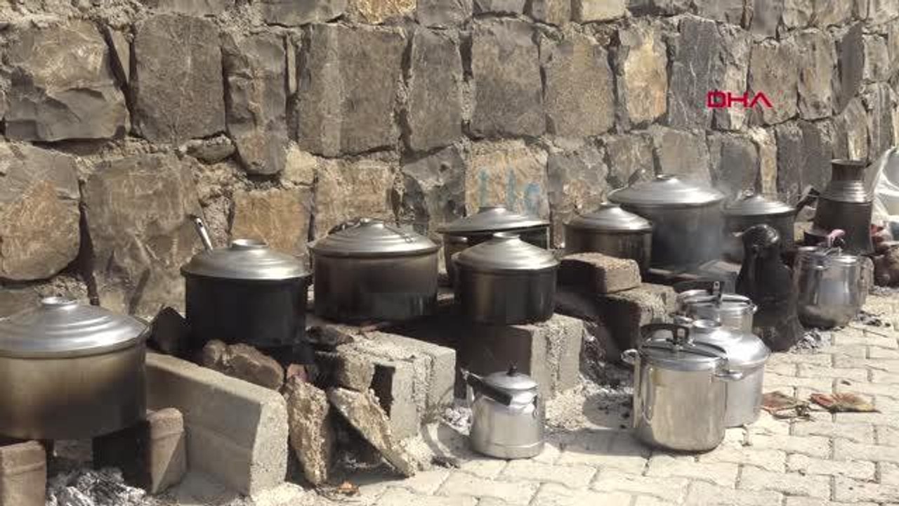 Şırnak'ta 3 asırlık gelenek! Her yıl mezarlıkta bir araya gelip, yemek yiyor, dua ediyorlar