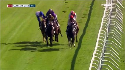 Le jockey Christophe Soumillon pousse et fait tomber une concurrente