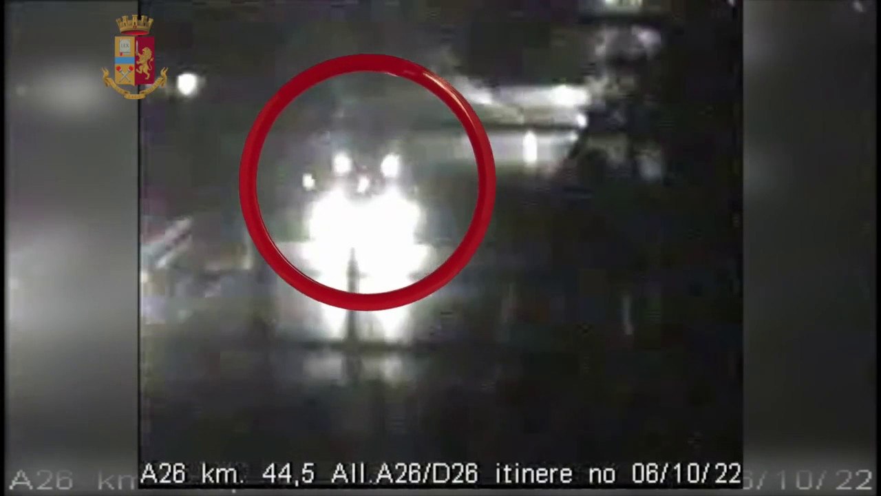 Alessandria, paura sull'A26 per un tir contromano