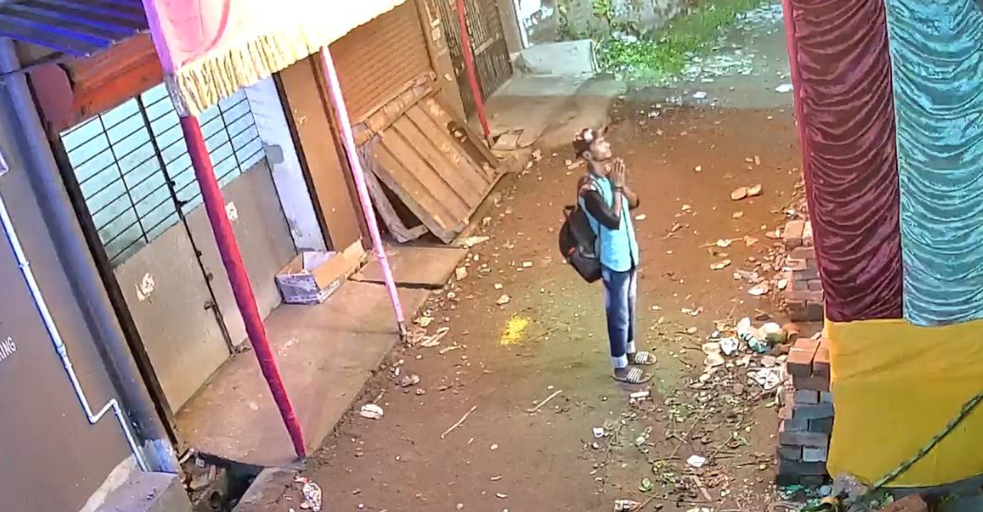 মা দুর্গা কে প্রনাম করে পুজো মন্ডপে চুরি করল চোর! |OneIndia bengali