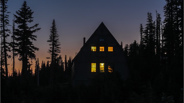 Ils s’endorment tranquillement dans leur chambre, mais se réveillent en découvrant trois cadavres