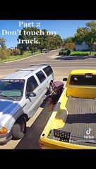 Il repère deux voyous qui tentent de voler son pot catalytique et les chasse avec son paintball