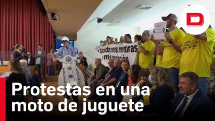 Policías de Logroño se manifiestan en el pleno municipal con una moto de juguete