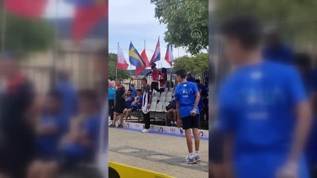 Milli sporcu Rabianur Uzunay, yarıya düşen Türk bayrağını göndere çekti