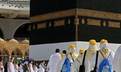 الحجاج ملزمون بارتداء الكمامة وبإجراء فحص مخبري باليوم الرابع بعد العودة إلى الدولة