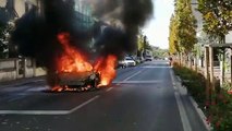 Sesto Fiorentino, auto prende fuoco in mezzo di strada