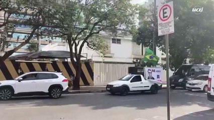 Apoiadores começam a chegar aos arredores do Teatro Sesiminas, em BH