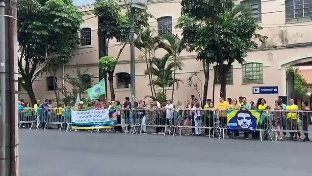 Apoiadores aguardam Bolsonaro no Teatro Sesiminas, em BH