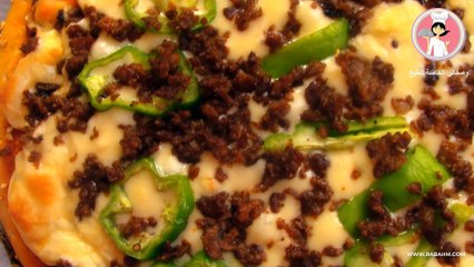 البيتزا العائلية السريعة باللحمة المفرومة