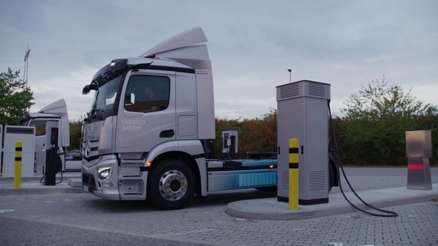 Mercedes-Benz eActros 300 tractor (without trailer) Charging