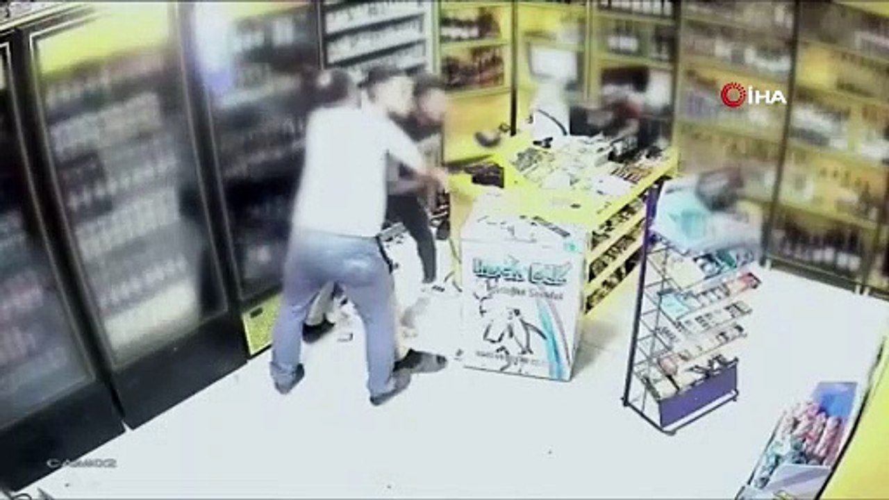 Baba ve oğlunun, genç marketçiyle kavga anları kamerada