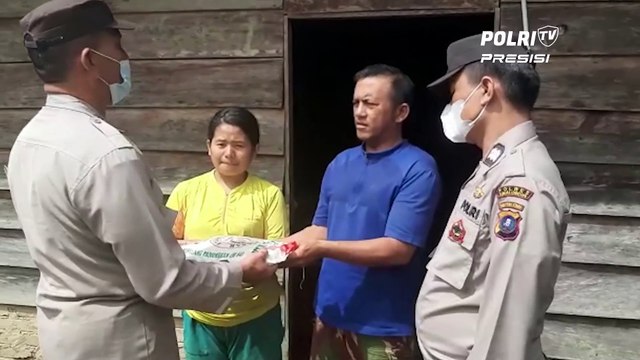 Bhabinkamtibmas Polres Simalungun Salurkan Bansos Kapolres Simalungun Untuk Warga Terdampak Penyesuaian Harga BBM