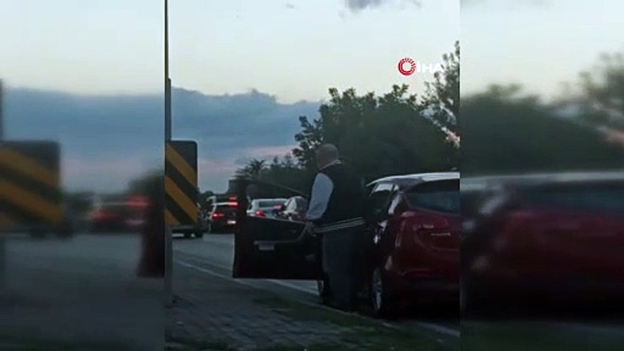 Anayolu boks maçına çevirdiler.. Şoförlerin yol verme kavgası kamerada