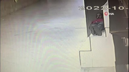 Büyükçekmece'de trajikomik: Evsiz vatandaş sığındığı tavan arası çökünce dükkanın içine düştü