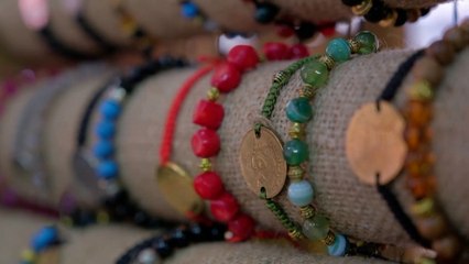 مصممة أزياء تحوّل الليرة اللبنانية إلى حلي و"إكسسوارات" أنيقة
