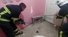 Siirt haberleri | Siirt'te eve giren yılanı itfaiye ekipleri çıkardı