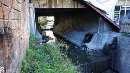 DERE YATAĞINDAKİ 5 KATLI BİNA, YIKIMI BEKLİYOR