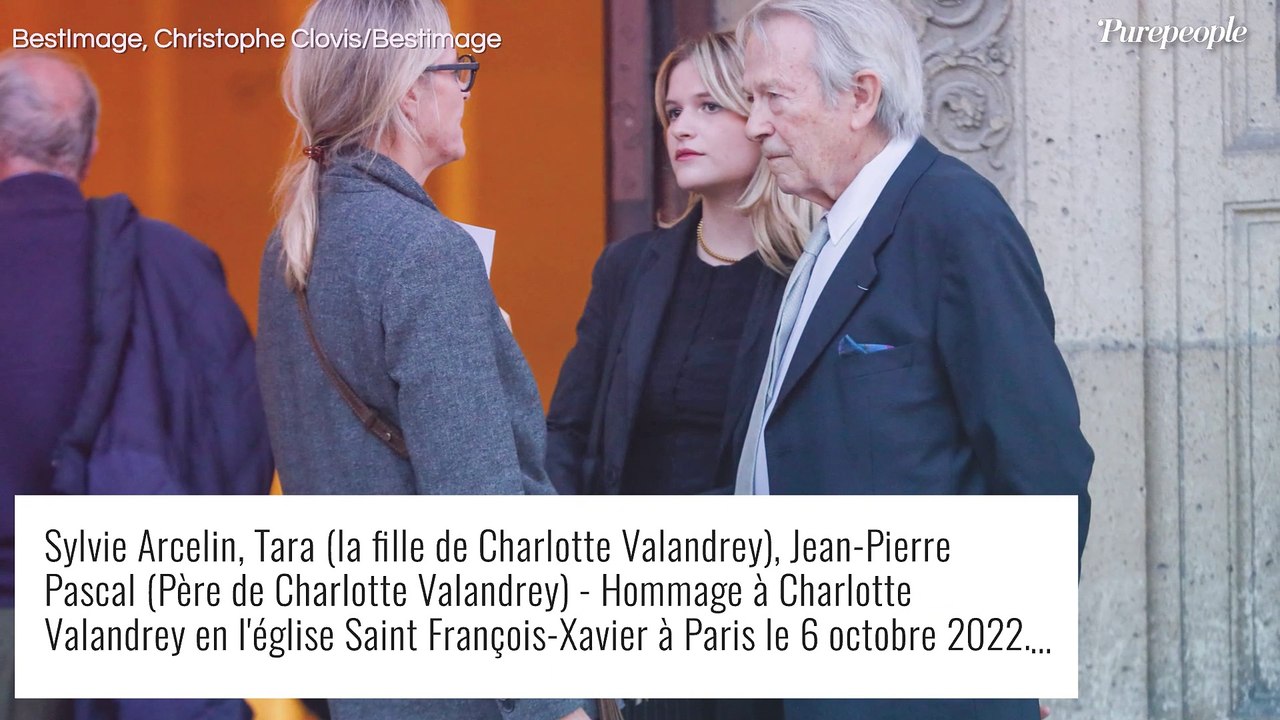 Hommage à Charlotte Valandrey : sa fille Tara très touchée aux côtés de sa tante et de son grand-père