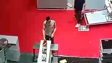 Son dakika haberi | Fuar alanında hırsızlık kamerada... 2 bin 500 dolar değerinde gemi maketini böyle çaldı